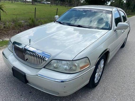 LINCOLN TOWN CAR 2007 1LNHM81VX7Y620023 image